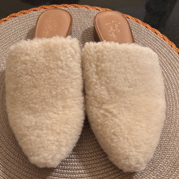 Crown Vintage Cream Shearling Mules House Shoes Slippers Size 7 - Picture 3 of 6